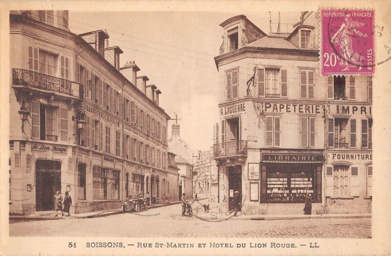 Carte postale ancienne Soissons Rue Saint Martin Et Hotel Du Lion Rouge à Soissons