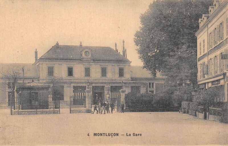 Carte postale ancienne Montlucon La Gare