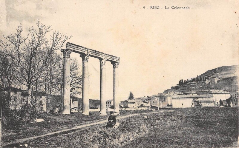 Carte postale ancienne Riez La Colonnade