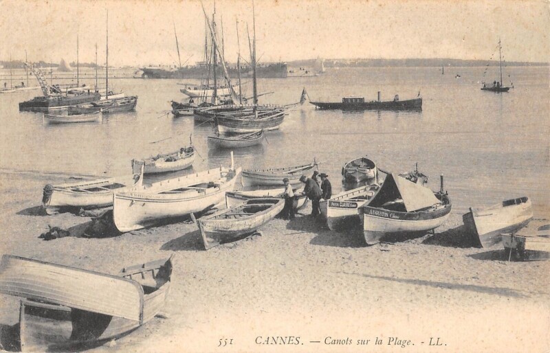 Carte postale ancienne Cannes Canots Sur La Plage à Cannes