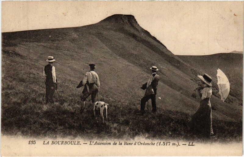 Carte postale ancienne La Bourboule L'Ascension de la Bane d'Ordanche à La Bourboule