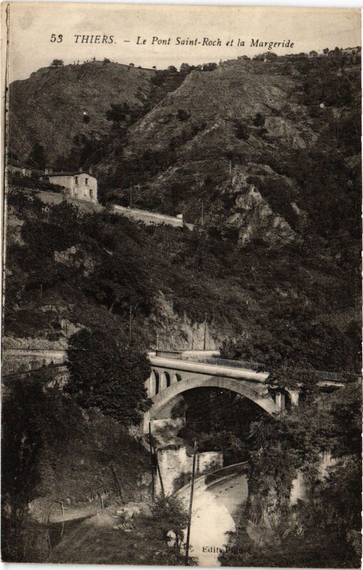 Carte postale ancienne Thiers Le Pont Saint-Roch et la Margeride à Thiers