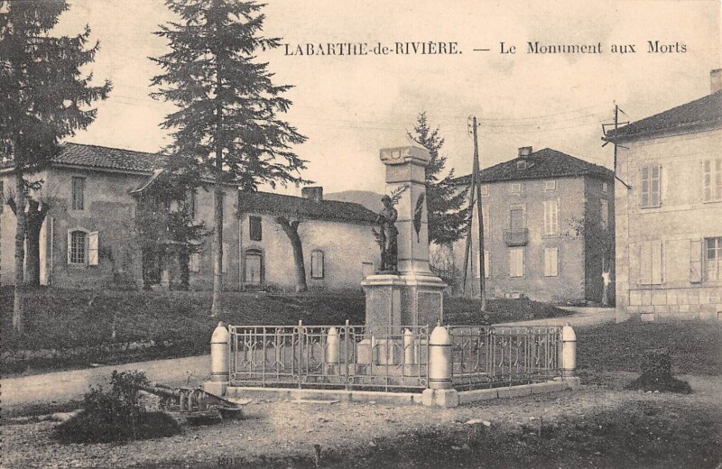 Carte postale ancienne Labarthe De Riviere Le Monument Aux Morts