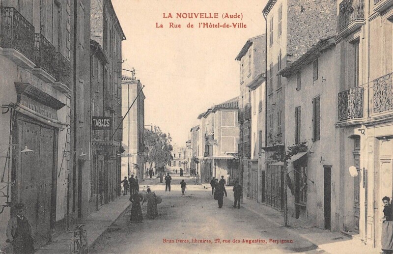 Carte postale ancienne La Nouvelle Rue De L'Hotel De Ville