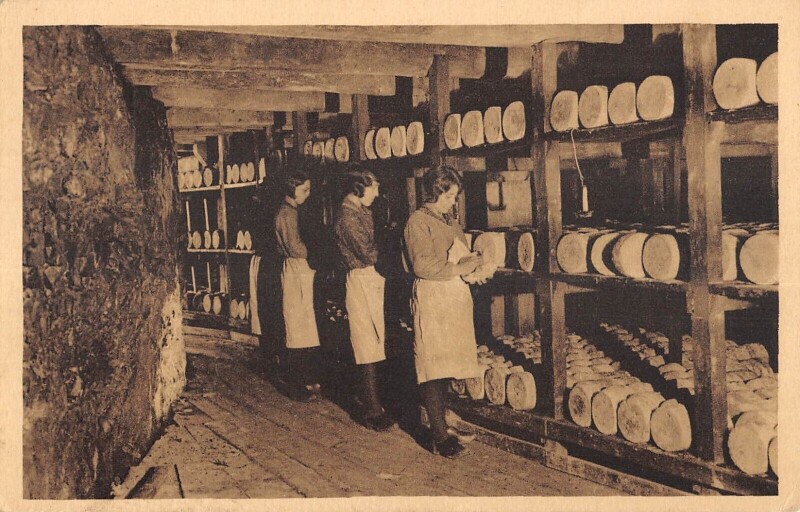 Carte postale ancienne Roquefort Caves De La Rue Revirage Du Fromage