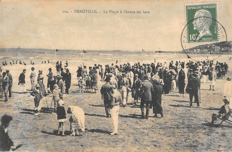 Carte postale ancienne Deauville La Plage A L'Heure Du Bain à Deauville