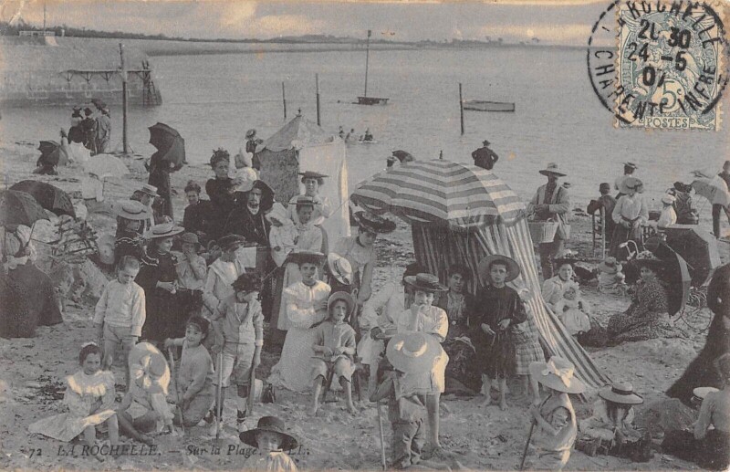 Carte postale ancienne La Rochelle Sur La Plage à La Rochelle