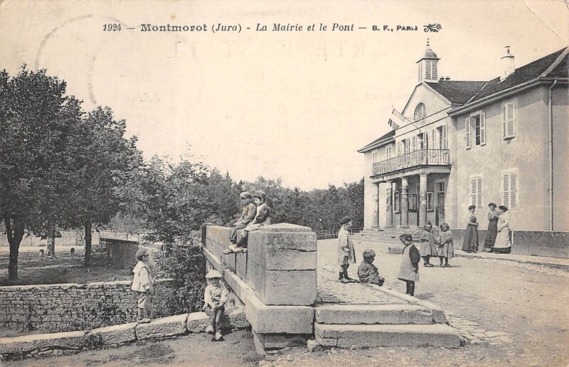 Carte postale ancienne Montmorot La Mairie Et Le Pont à Montmorot