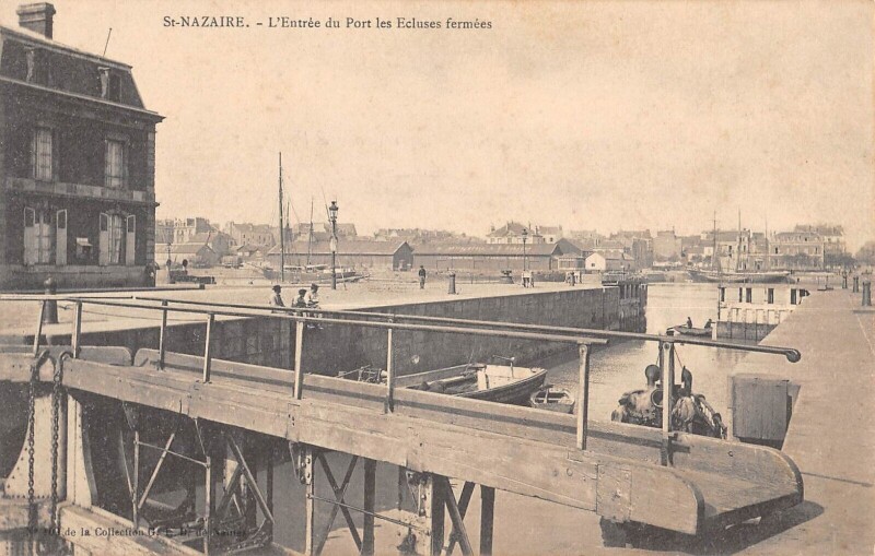 Carte postale ancienne Saint Nazaire Entree Du Port Les Ecluses Fermees à Saint-Nazaire
