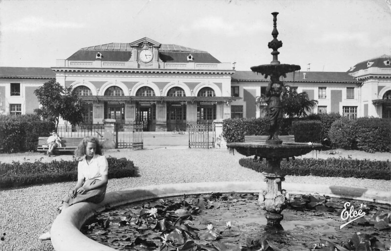 Carte postale ancienne Marmande Dans Les Jardins Devant La Gare à Marmande