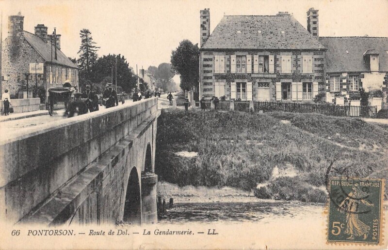 Carte postale ancienne Pontorson Route De Dol La Gendarmerie à Pontorson