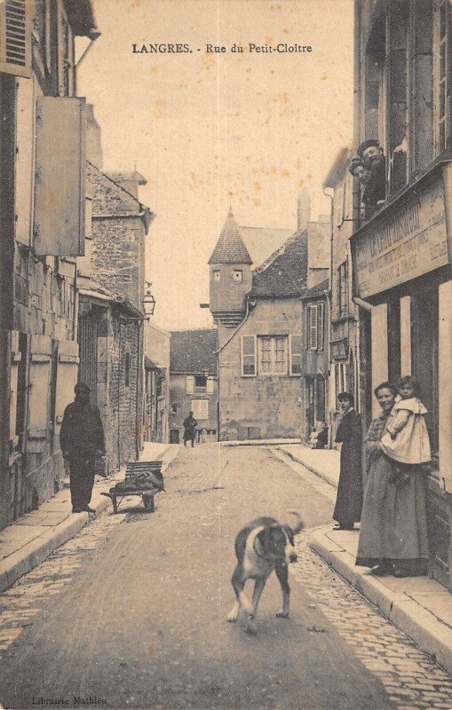Carte postale ancienne Langres Rue Du Petit Cloitre à Langres