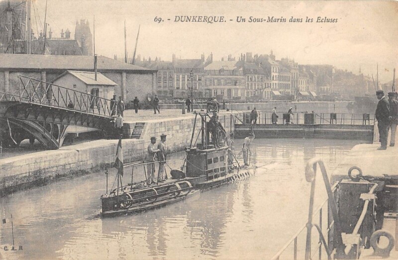 Carte postale ancienne Dunkerque Un Sous Marin Dans Les Ecluses à Dunkerque