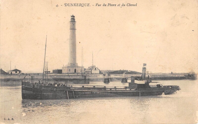 Carte postale ancienne Dunkerque Vue Du Phare Et Du Chenal à Dunkerque