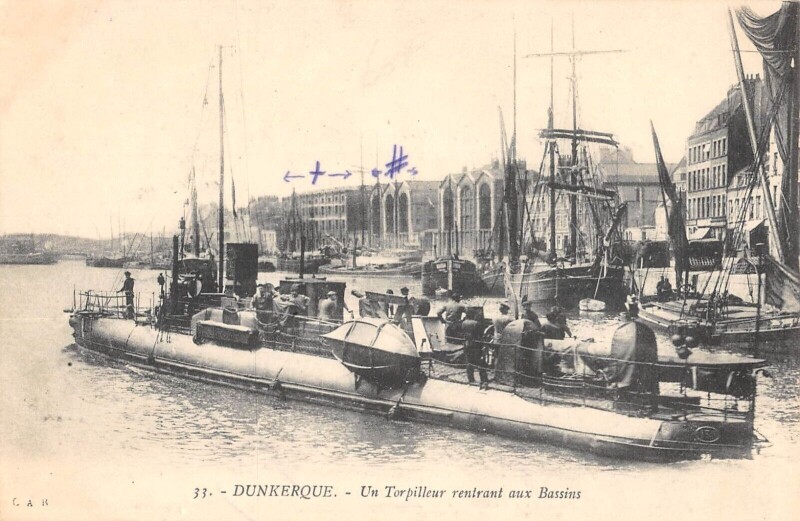 Carte postale ancienne Dunkerque Un Torpilleur Rentrant Au Bassin à Dunkerque