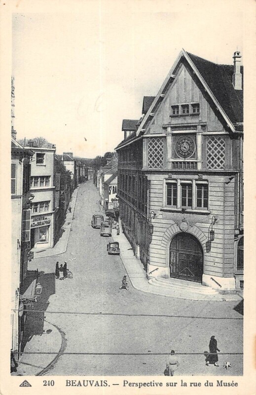 Carte postale ancienne Beauvais Perspective De La Rue Du Musee à Beauvais