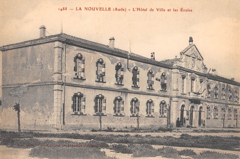 Carte postale ancienne La Nouvelle L'Hotel De Ville Et Les Ecoles