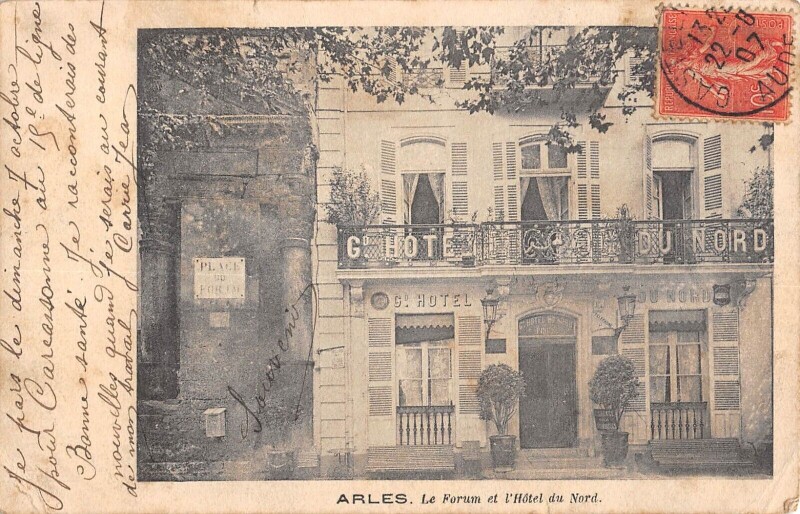 Carte postale ancienne Arles Le Forum Et Hotel Du Nord à Arles
