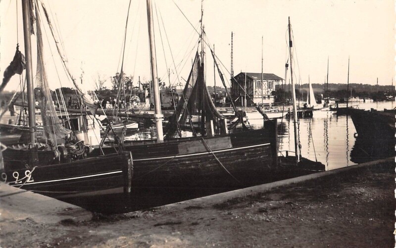 Carte postale ancienne Ouistreham Riva Bella Un Coin Du Port à Ouistreham