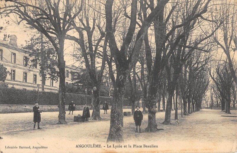 Carte postale ancienne Angouleme Le Lycee Et La Place Beaulieu