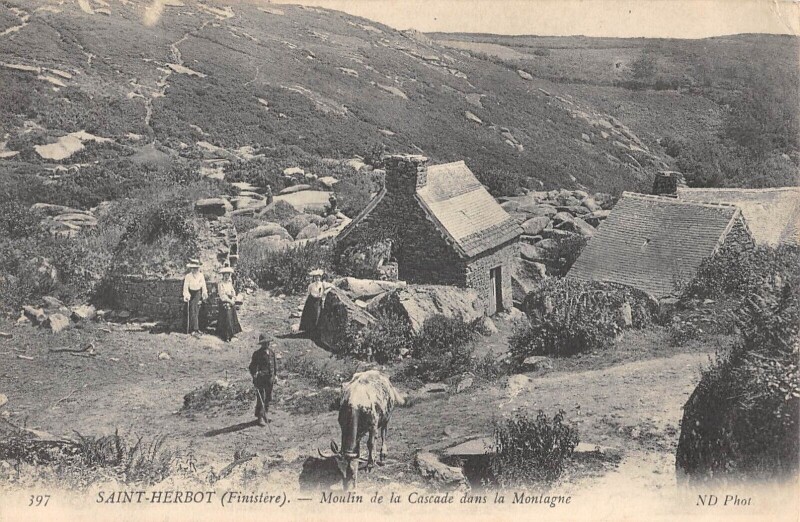 Carte postale ancienne Saint Herbot Moulin De La Cascade Dans La Montagne