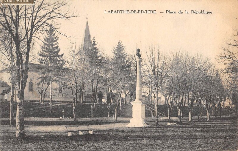 Carte postale ancienne Labarthe De Riviere Place De La Republique