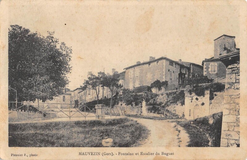 Carte postale ancienne Mauvezin Fontaine Et Escalier Du Buguet à Mauvezin