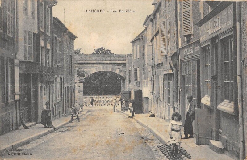 Carte postale ancienne Langres Rue Bouillere à Langres
