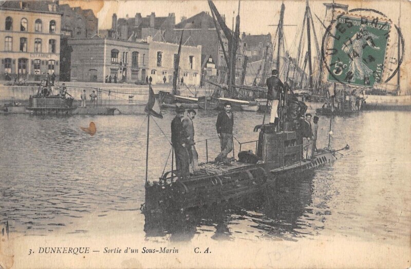 Carte postale ancienne Dunkerque Sortie D'Un Sous Marin à Dunkerque