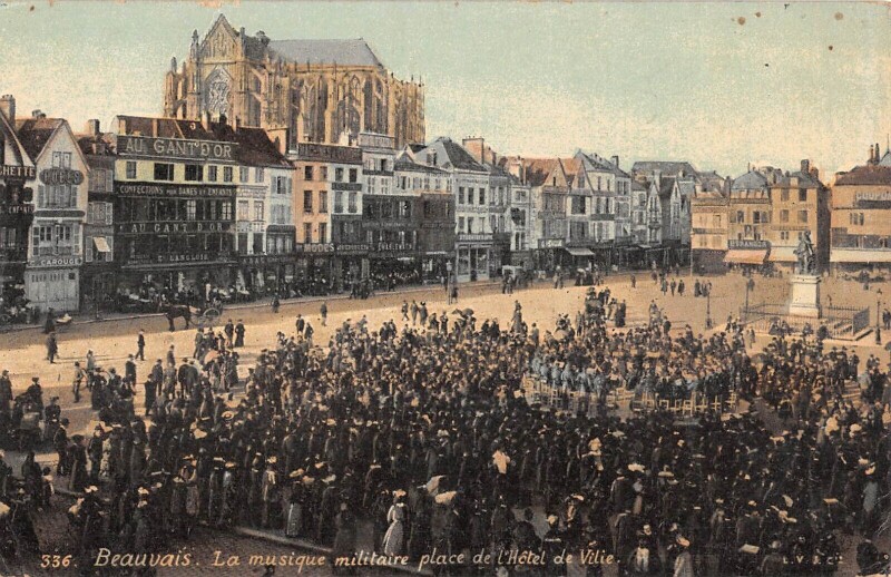 Carte postale ancienne Beauvais La Musique Militaire Place De L'Hotel De Ville à Beauvais