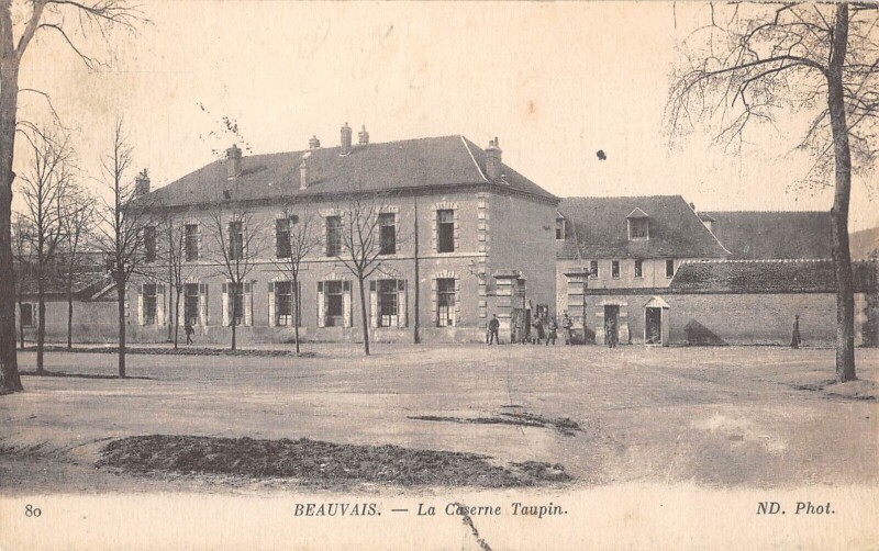 Carte postale ancienne Beauvais Caserne Taupin à Beauvais