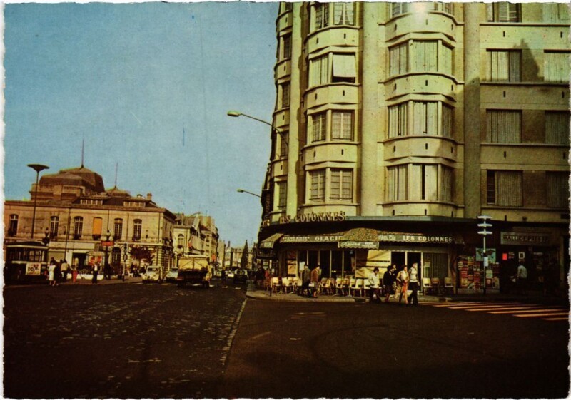 Carte postale ancienne Issy les Moulineaux Le carrefour de la mairie à Issy-les-Moulineaux