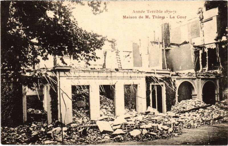 Carte postale ancienne Issy les Moulineaux Maison de M. Thiers, La Cour à Issy-les-Moulineaux