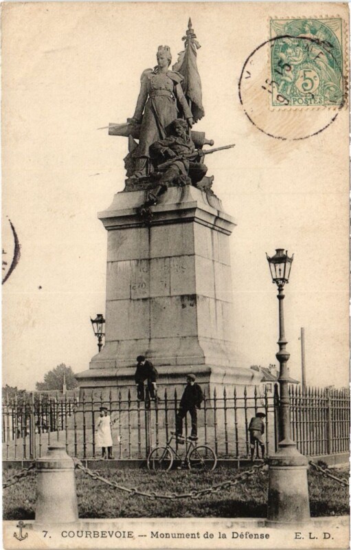 Carte postale ancienne Courbevoie Monument de la Defense à Courbevoie