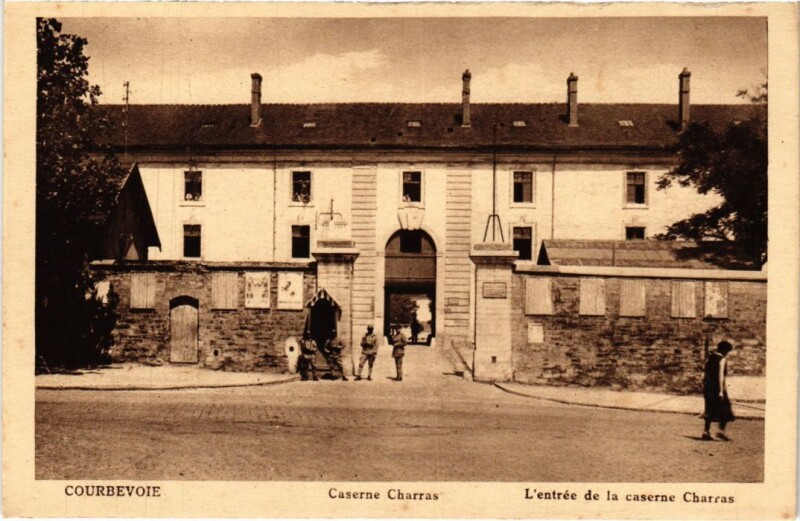 Carte postale ancienne Courbevoie Entree de la caserne Charras à Courbevoie