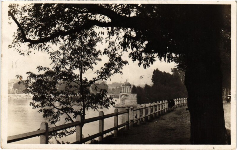 Carte postale ancienne Courbevoie La Seine et le Temple de 'Amour à Courbevoie