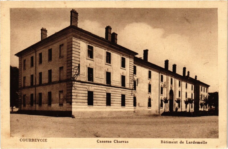 Carte postale ancienne Courbevoie Caserne Charras Batiment de Lardemelle à Courbevoie