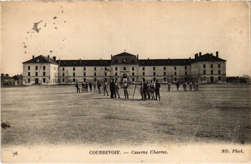 Carte postale ancienne Courbevoie Caserne Charras à Courbevoie