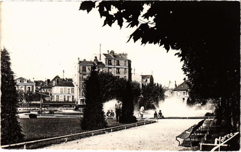 Carte postale ancienne Asnieres Square du Marechal Joffre