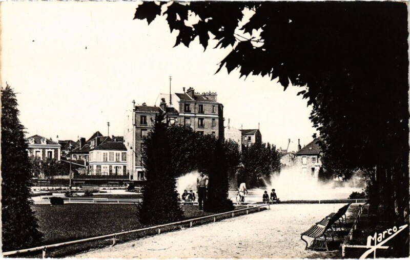 Carte postale ancienne Asnieres Square du Marechal Joffre