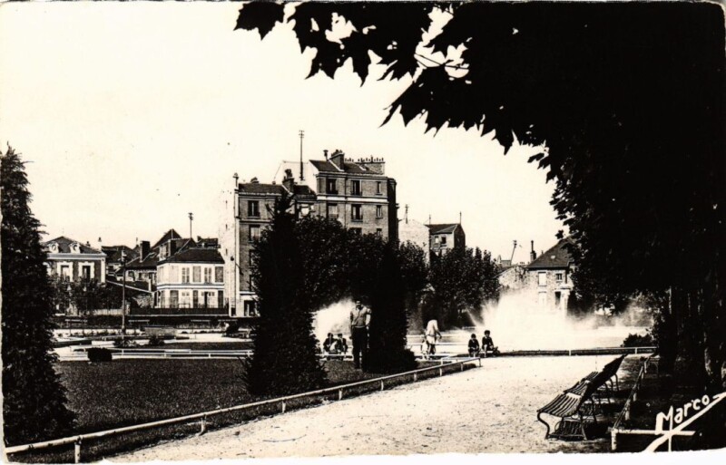 Carte postale ancienne Asnieres Square du Marechal Joffre