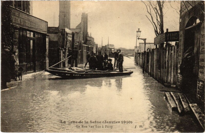 Carte postale ancienne La Crue de la Seine (Janvier 1910) - La Rue Van Loo à Passy à Paris 16e