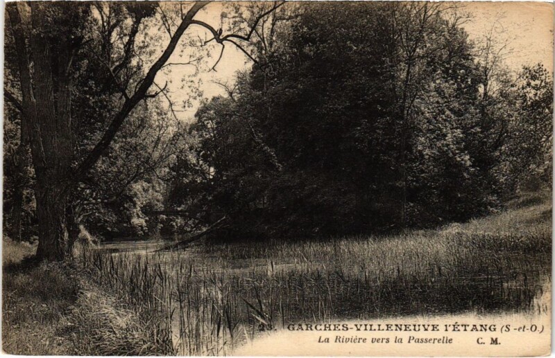 Carte postale ancienne Garches La Riviere vers la Passerelle à Garches