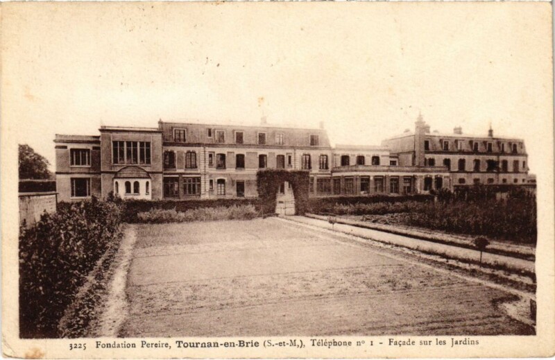 Carte postale ancienne Tournan Fondation Pereire, Facade sur les Jardins France
