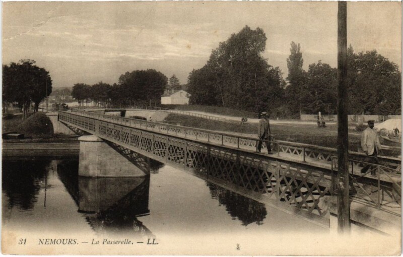 Carte postale ancienne Nemours La Passerelle France à Nemours