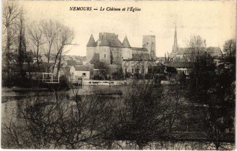 Carte postale ancienne Nemours Le Chateau et l'Eglise France à Nemours