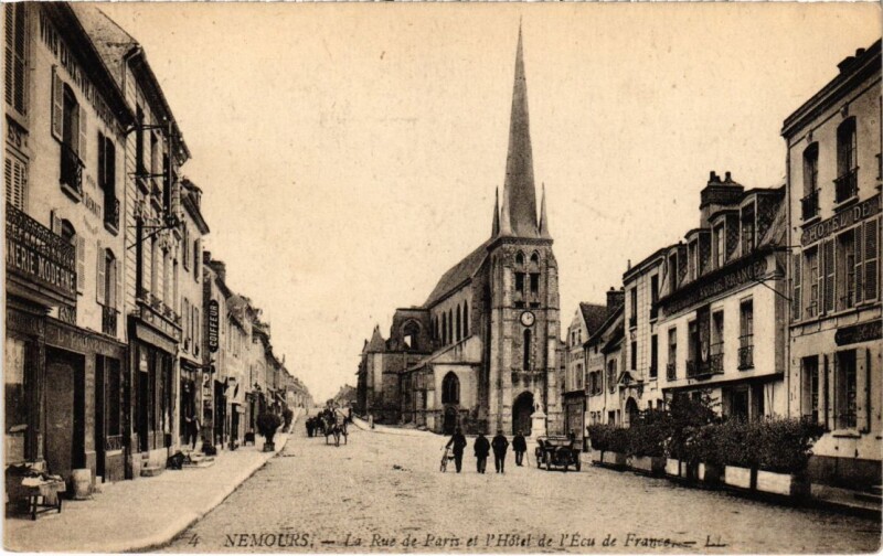 Carte postale ancienne Nemours La Rue de Paris et l'Hotel de l'Ecu France à Nemours