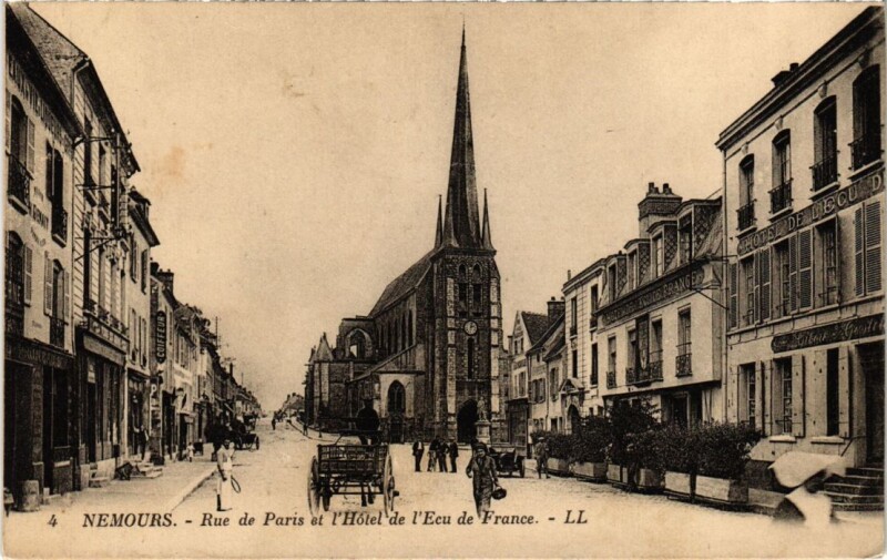 Carte postale ancienne Nemours Rue de Paris et l'Hotel de l'Ecu France à Nemours