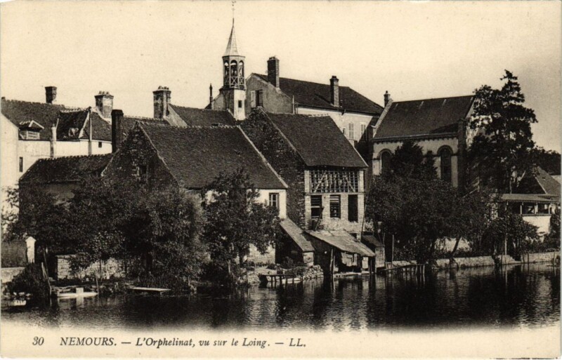Carte postale ancienne Nemours L'Orphelinat, vue sur le Loing France à Nemours