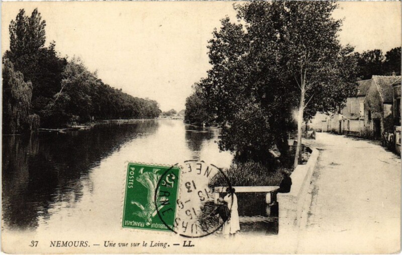 Carte postale ancienne Nemours Une vue sur le Loing France à Nemours